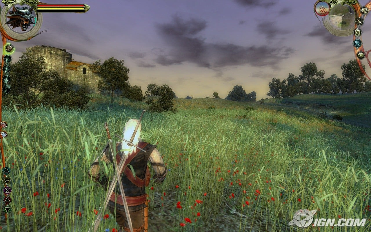 Geralt de Rivia explorando los campos en The Witcher